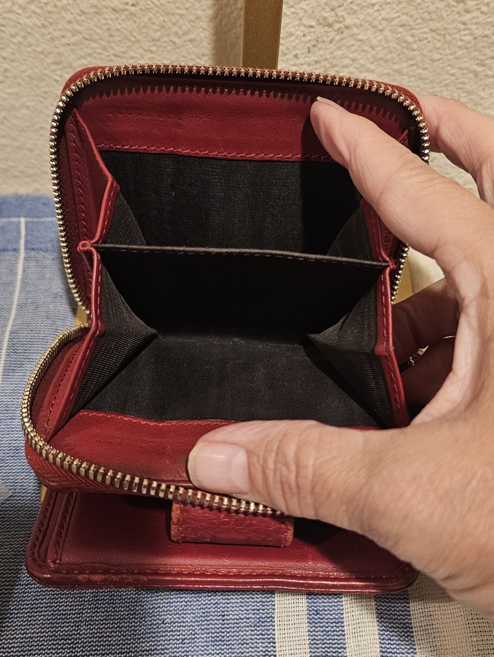 Gucci micro red zip around wallet - Picture 6 of 13